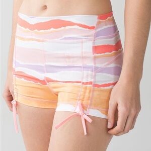 Lululemon Liberty Short
Bleacher Stripe White Iris Flower / Bleached size 6 EUC